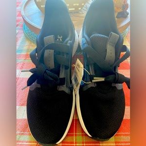 Women’s Tennis shoes size 6.5